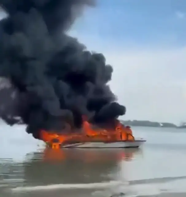 Foto kapal penumpang rute Menumbok–Labuan yang terbakar, dengan asap tebal di perairan dekat Pulau Batu Labuan. (Facebook/@Gabriel Kimjuan)