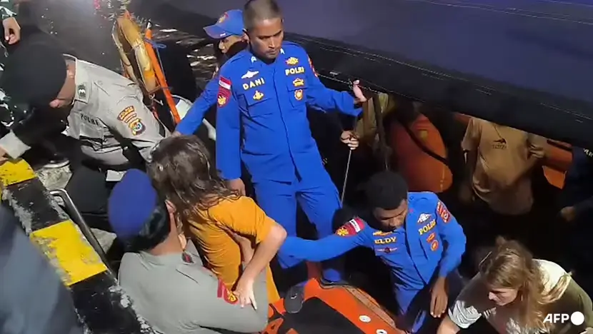 Tim SAR mengevakuasi korban selamat kapal wisata yang tenggelam di Selat Pulau Padar, Labuan Bajo. (Foto: AFP)