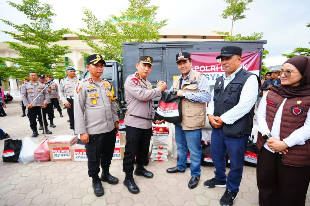 Kapolri Listyo Sigit meninjau pengungsian dan memastikan percepatan penyaluran bantuan bagi korban banjir Aceh Tengah. (Dok. Humas Polri)