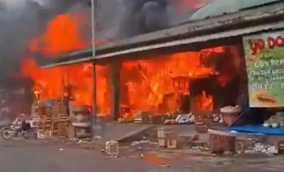 Asap tebal membumbung dari area Los C2 Pasar Induk Kramat Jati setelah kebakaran. (x.com/MurtadhaOne1)