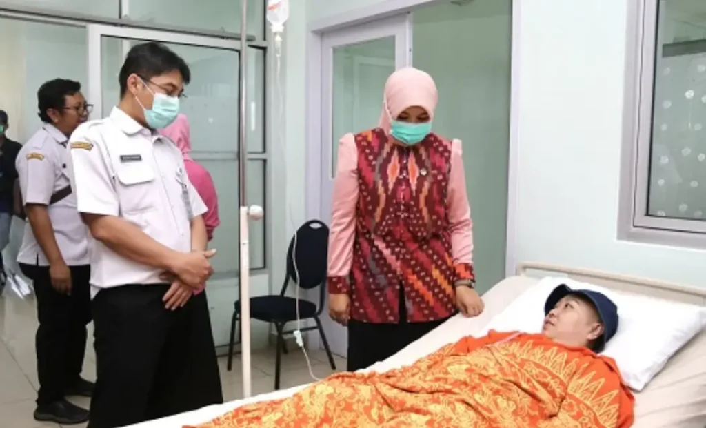 Ketua DWP Kalbar Windy Prihastari Harisson memberikan dukungan kepada pasien kanker di RSUD dr. Soedarso. (MC Kalbar)
