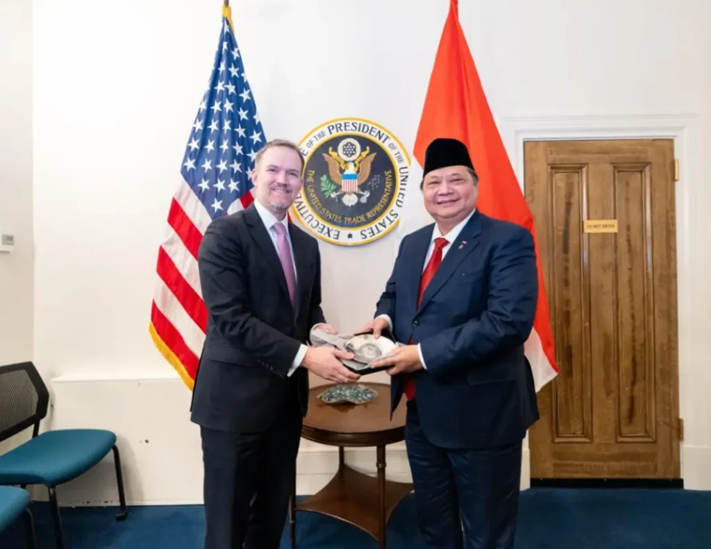 Menko Perekonomian Airlangga Hartarto bertemu USTR Ambassador Jamieson Greer membahas perjanjian perdagangan Indonesia dan Amerika Serikat di Washington D.C. (Dok. Ekon.go.id)
