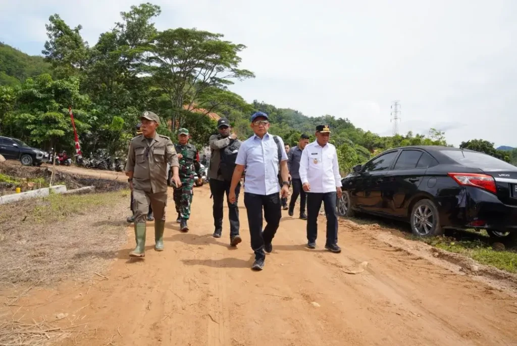 Menteri Dalam Negeri Muhammad Tito Karnavian memberikan arahan percepatan pembangunan hunian tetap bagi korban bencana di wilayah Sumatera. (instagram.com/titokarnavian)