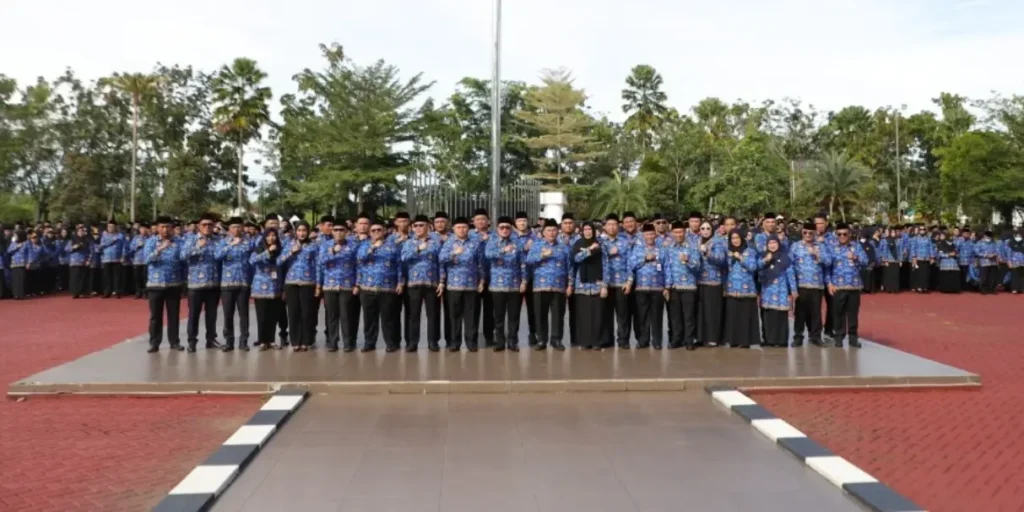 Bupati Kubu Raya bersama jajaran dan PPPK paruh waktu berfoto bersama usai penyerahan SK pengangkatan ASN di Kantor Bupati Kubu Raya. (Foto : Diskominfo Kubu Raya)