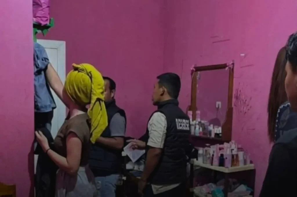 Penangkapan pasangan kekasih pelaku konten asusila live di TikTok oleh Polsek Toili di sebuah indekos wilayah Kecamatan Toili, Kabupaten Banggai, Jumat malam (26/12/25). (Foto: Polres Banggai)