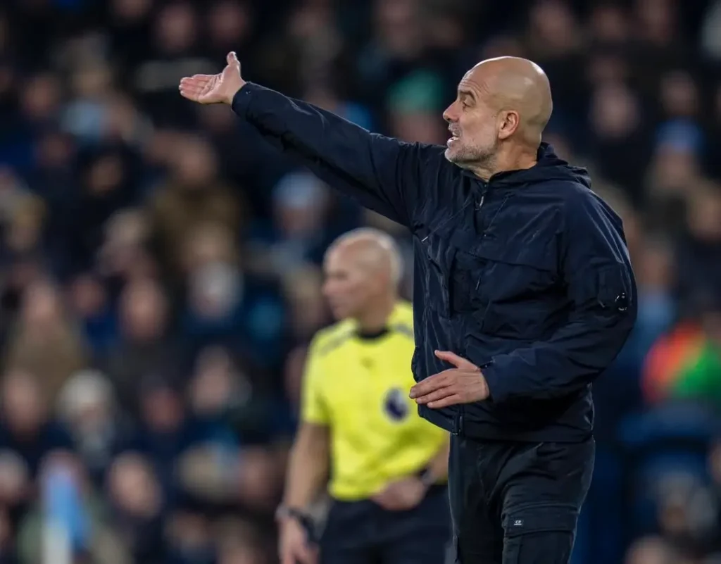 Pep Guardiola memberi instruksi kepada pemain Manchester City di pinggir lapangan. (instagram.com/pepteam)