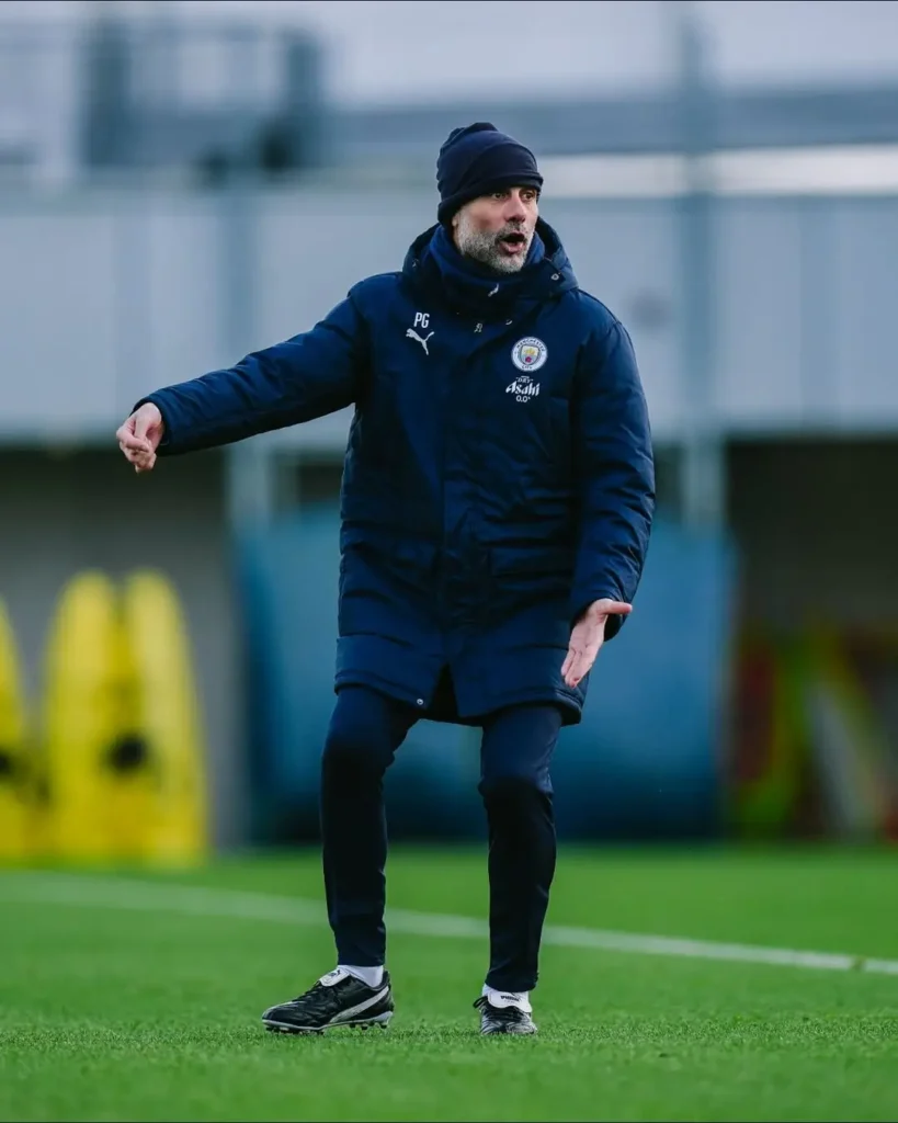 Pep Guardiola memberi instruksi kepada pemain Manchester City jelang laga Piala Liga melawan Brentford. (instagram.com/mancity)