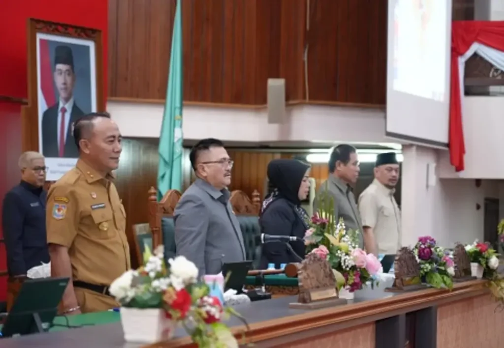 Wagub Kalbar Krisantus Kurniawan menyampaikan Pendapat Akhir Gubernur dalam pengesahan Raperda perubahan Jamkrida menjadi Perumda. (MC Kalbar)