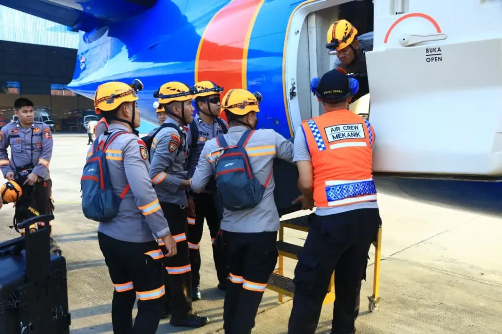 Petugas Polda Sumut memeriksa dan mendata logistik bantuan seberat 3,8 ton yang dikirim Polri untuk mendukung operasi tanggap darurat bencana di Sumatera Utara, Senin (1/12/2025). (Dok.Polri)