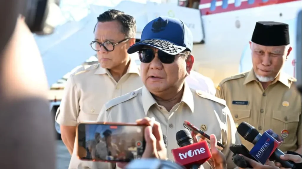 Presiden Prabowo Subianto meninjau posko pengungsian korban banjir dan longsor di Sumatera. (BPMI Setpres/Cahyo)