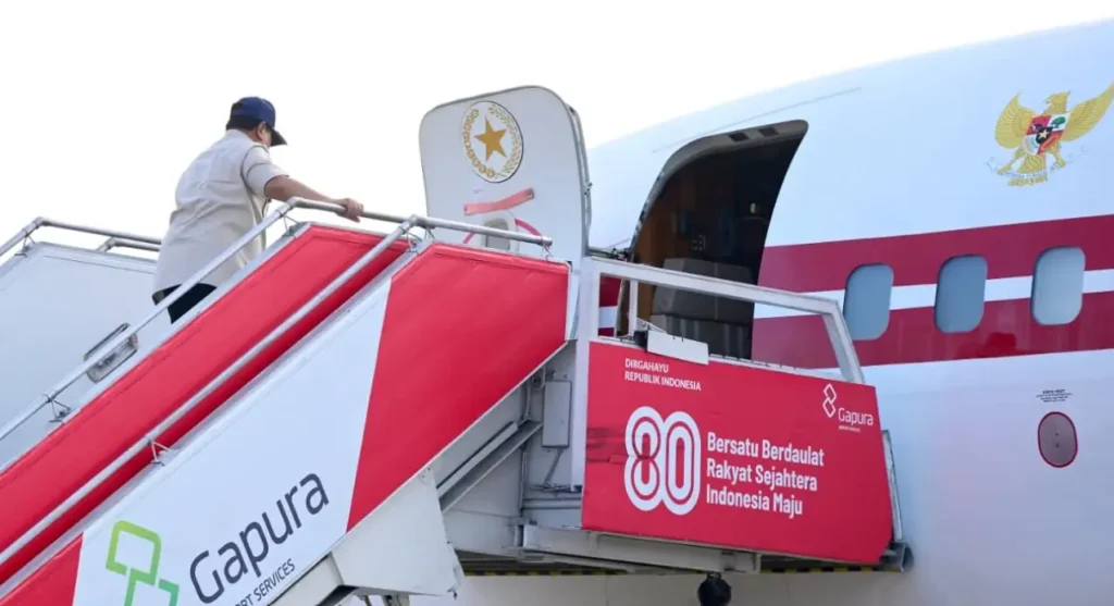 Presiden Prabowo meninjau lokasi banjir dan longsor di Sumatra, memastikan percepatan penanganan dan distribusi bantuan bagi warga terdampak. (BPMI Setpres/Muchlis Jr)