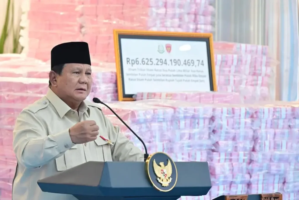 Presiden Prabowo Subianto menyampaikan arahan saat penyerahan laporan capaian Satgas PKH di Kejaksaan Agung RI. (BPMI Setpres)