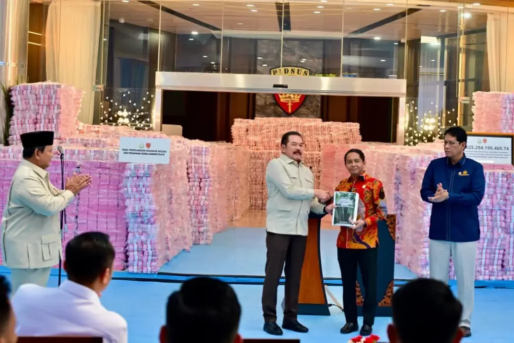 Presiden Prabowo menyaksikan penyerahan laporan Satgas PKH di Kejaksaan Agung. (Foto: BPMI Setpres)