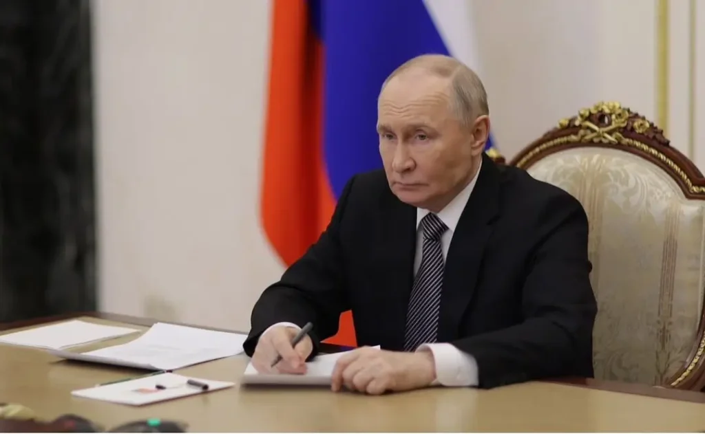 Presiden Rusia Vladimir Putin menyampaikan pernyataan tegas soal perang Ukraina dan kritik terhadap Uni Eropa dalam konferensi pers tahunan Direct Line 2025. (instagram.com/russian_kremlin)