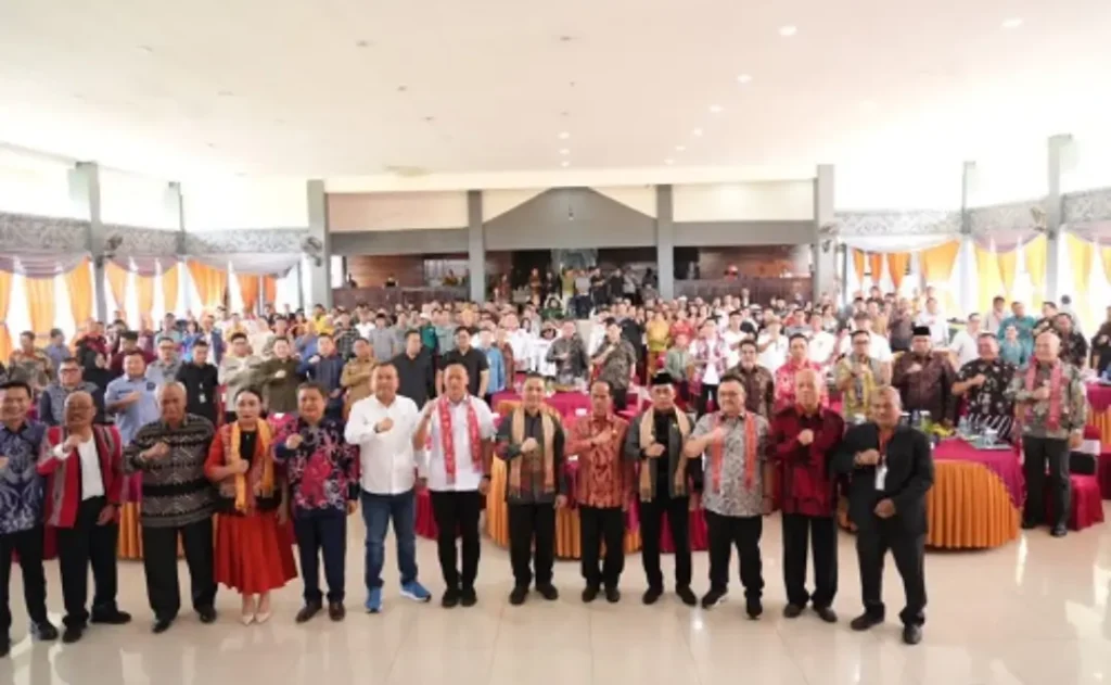 Gubernur Kalimantan Barat Ria Norsan membuka seminar penyusunan kajian akademis pembentukan Provinsi Kapuas Raya di Pendopo Bupati Sintang. (MC Kalbar)
