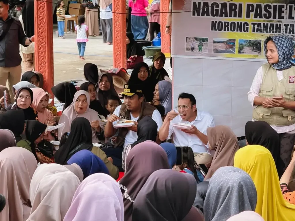 Raffi Ahmad mengunjungi dan berdialog dengan korban banjir di Nagari Pasie Laweh, Padang Pariaman. (instagram.com/raffinagita1717)