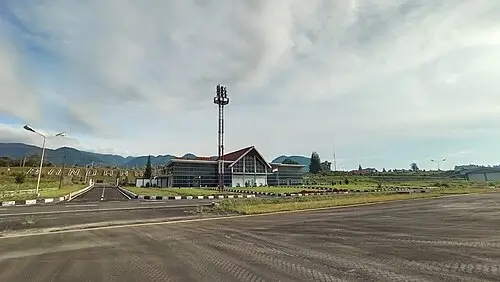 Pejabat Ditjen Perhubungan Udara memberikan penjelasan terkait penerbangan perintis di Bandara Rembele Aceh. (Foto Ist)