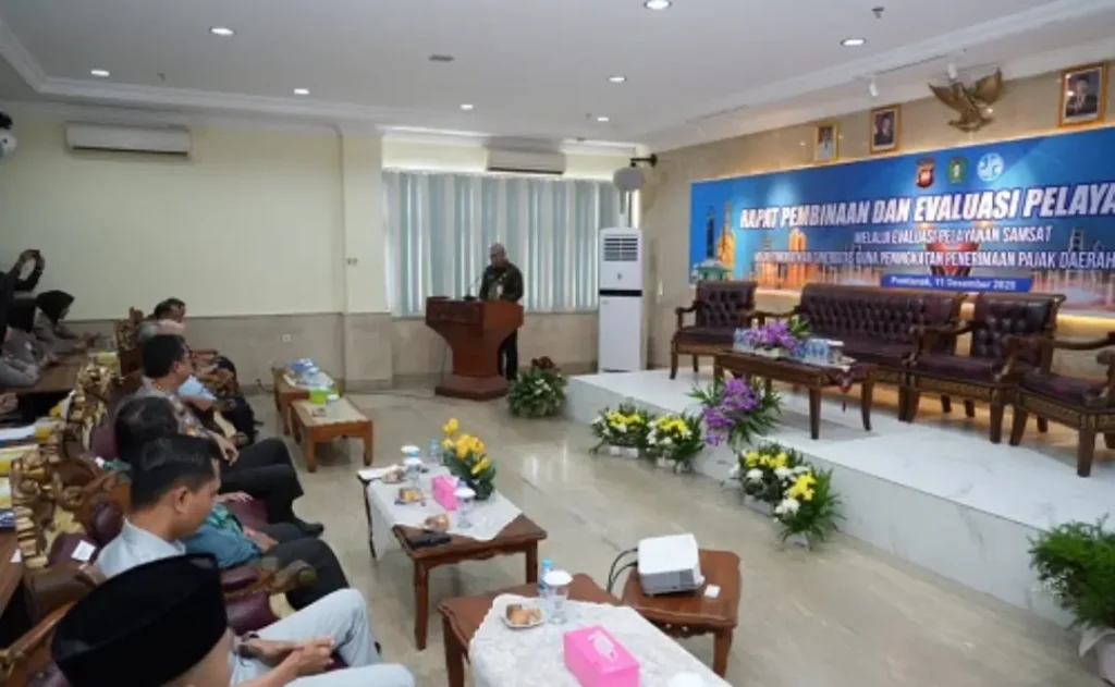 Sekda Kalimantan Barat Harisson memimpin rapat pembinaan dan evaluasi pelayanan Samsat se-Kalbar terkait inovasi layanan dan peningkatan PAD. (MC Kalbar)