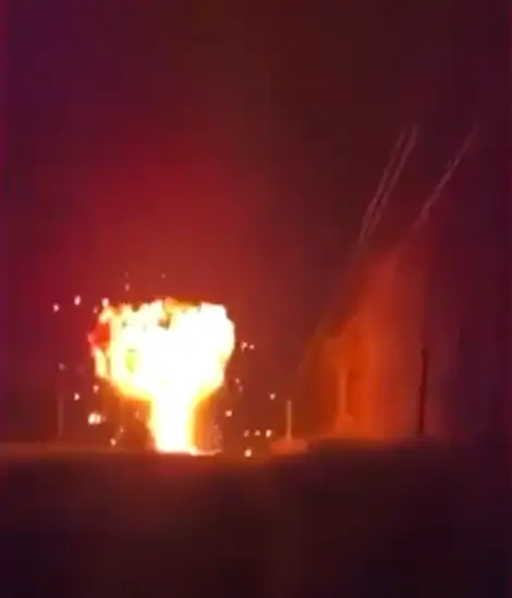 Ledakan besar di area pipa minyak Druzhba dengan kobaran api membumbung tinggi di Tambov, Rusia. (x.com/WHPToday)