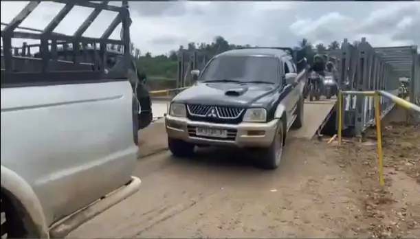 Petugas BNPB menyalurkan bantuan logistik banjir di wilayah Sumatera. (Dok. bnpb)