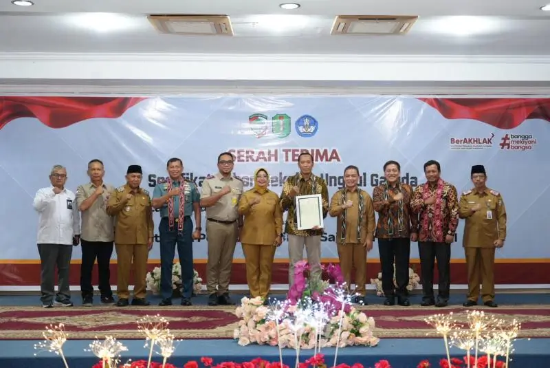 Penyerahan sertifikat lahan 24 hektare untuk pembangunan Sekolah Unggul Garuda di Desa Antibar, Mempawah Timur. (Dok. MC Kalbar)