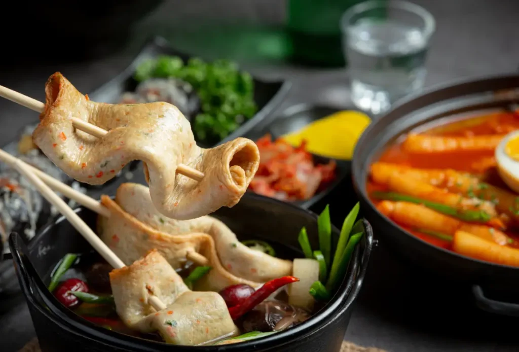 Semangkuk Odeng kuah Korea hangat dengan tusuk eomuk dan kaldu gurih. (idn.freepik.com/penulis/jcomp)