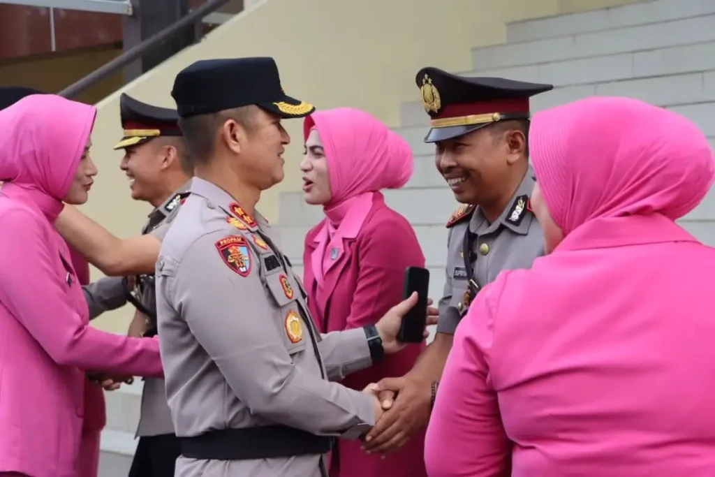 Kapolresta Pontianak Kombes Pol Suyono memimpin upacara sertijab Kasat Reskrim dan Kasat Lantas. (instagram.com/pontianaktimurpolsek)