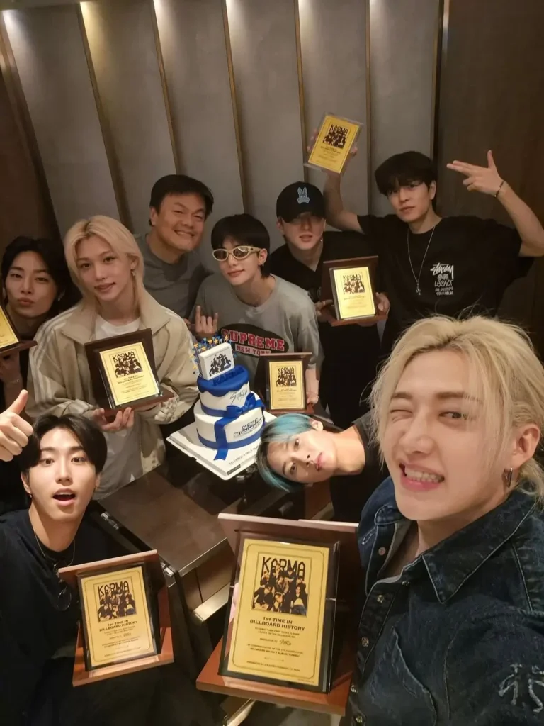 Stray Kids saat promosi album KARMA. (instagram.com/realstraykids)