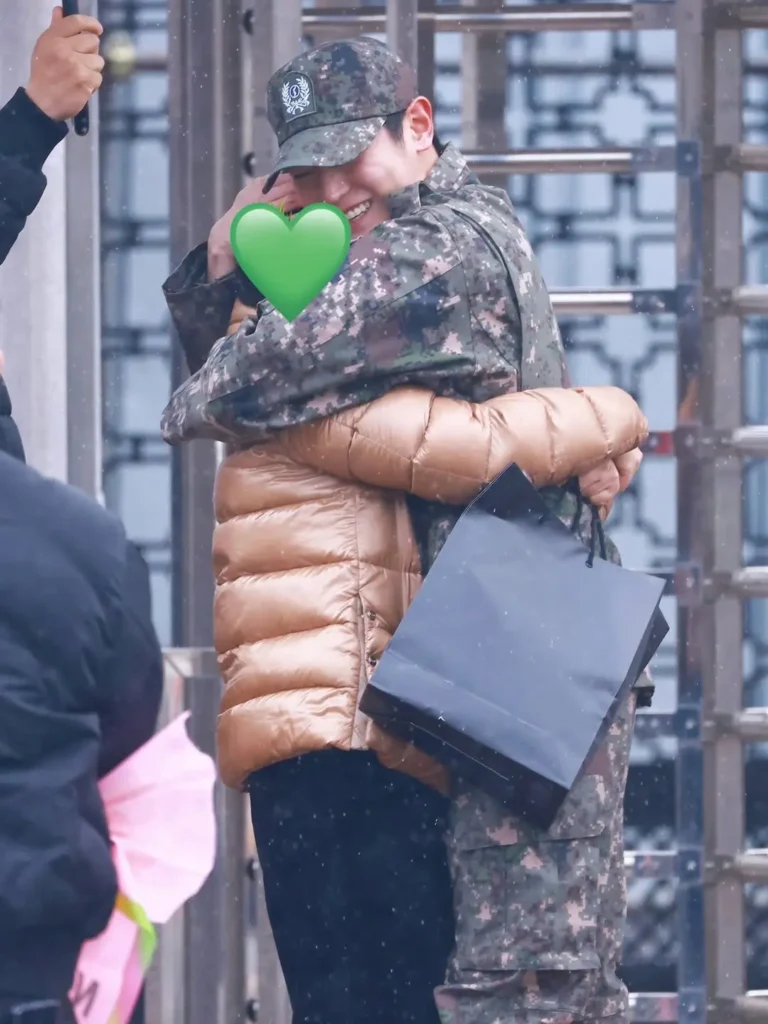 Taeyong NCT resmi keluar wamil mengenakan seragam Angkatan Laut Korea Selatan. (instagram.com/taeoxo_nct)