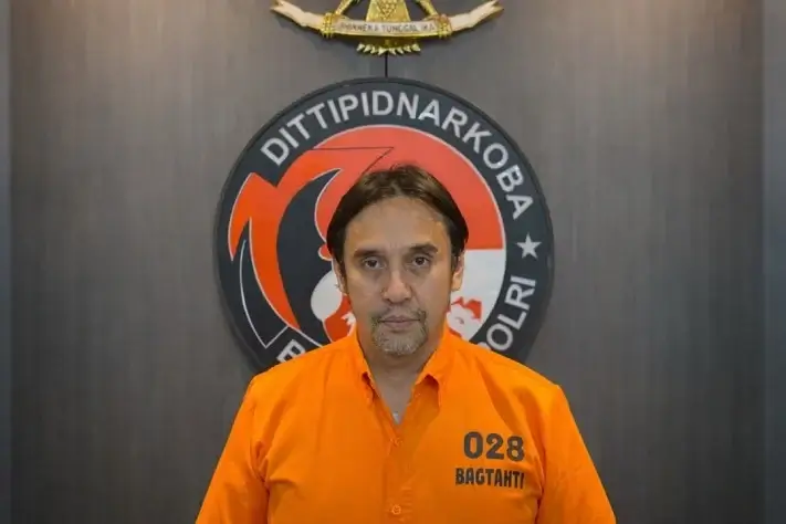 Tigran Denre Sonda saat menyerahkan diri ke Bareskrim Polri dalam kasus narkoba. (Dok. TVRI News)