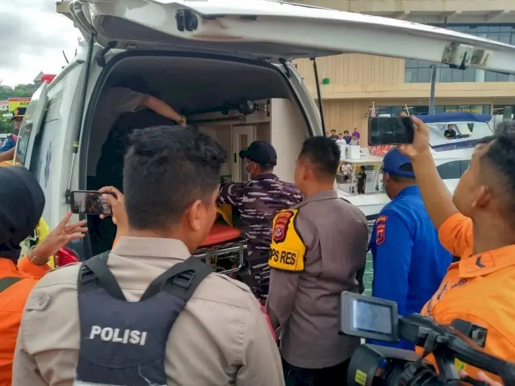 Tim SAR gabungan mengevakuasi jenazah korban KM Putri Sakinah. (TBNews)
