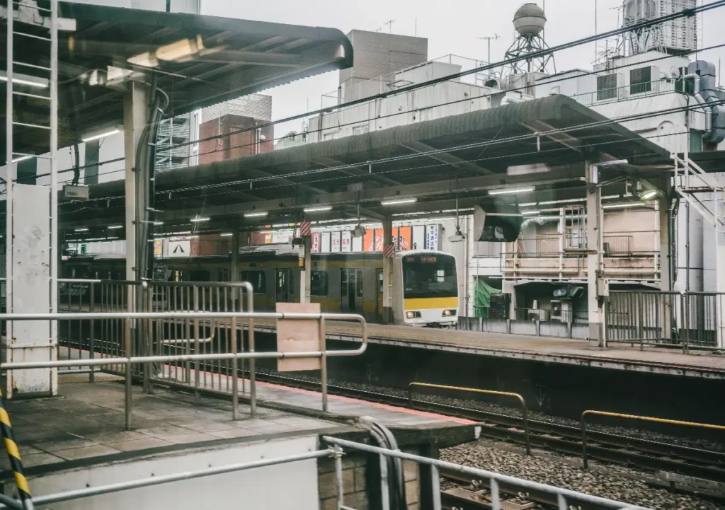 Ilustrasi - Mendagri Tito Karnavian memberikan arahan untuk memastikan transportasi aman dan harga tiket stabil selama libur Natal 2025 dan Tahun Baru 2026. (Freepik.com)