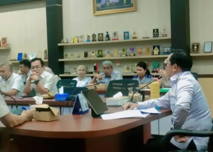Wakil Wali Kota Singkawang Muhammadin memimpin Rapat Evaluasi Realisasi Anggaran 2025 di Ruang Rapat Wali Kota. (MC Singkawang)