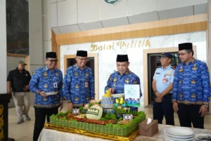 Gubernur Kalimantan Barat Ria Norsan memotong tumpeng pada perayaan HUT KORPRI ke-54 dan HKN ke-61 di Kantor Gubernur Kalbar