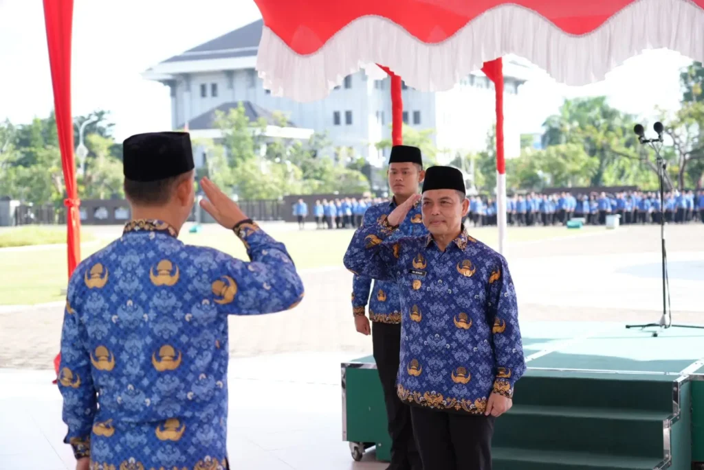 Gubernur Ria Norsan memimpin upacara HUT KORPRI ke-54 dan HKN ke-61 di Halaman Kantor Gubernur Kalbar