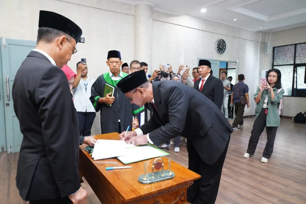 Tiga direksi PDAM Kota Pontianak mengucapkan sumpah dan janjinya saat dilantik.