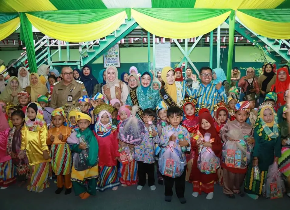 Bunda PAUD Provinsi Kalbar Erlina Ria Norsan dan Bunda PAUD Kota Pontianak Yanieta Arbiastutie Kamtono berfoto bersama siswa-siswi PAUD Percontohan PKK Kota Pontianak.
