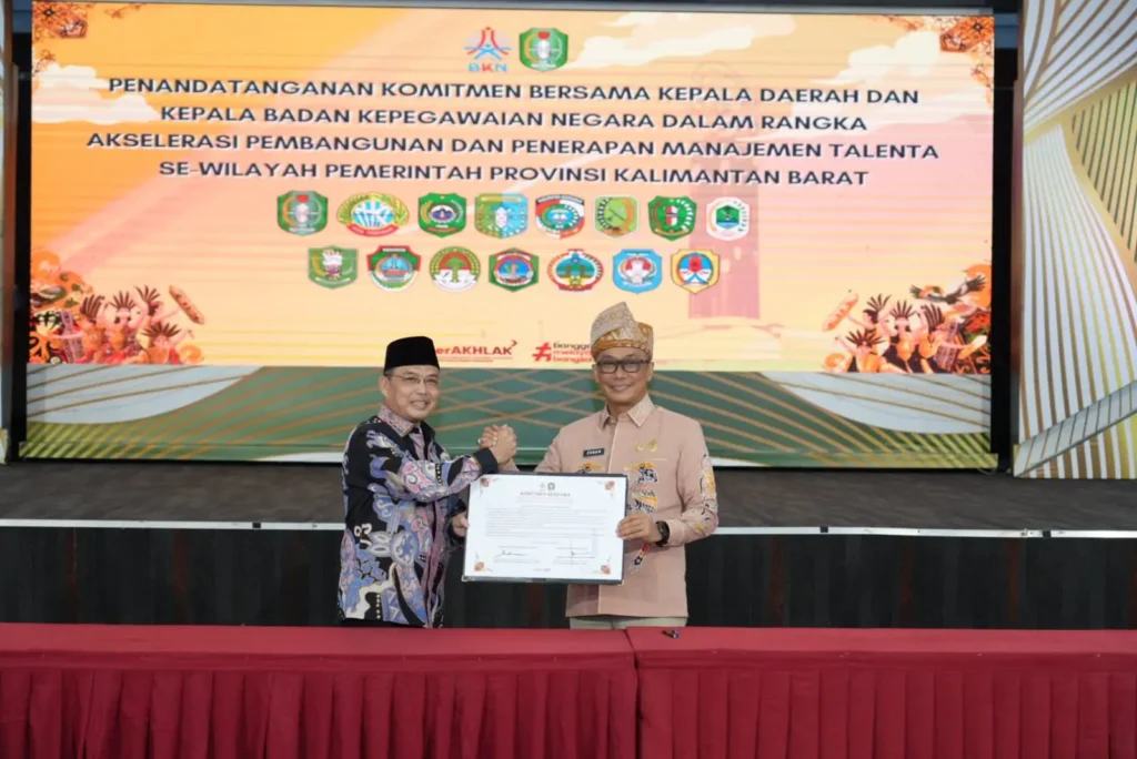 Gubernur Kalbar Ria Norsan menandatangani komitmen bersama Kepala BKN Zudan Arif Fakrulloh untuk percepatan pembangunan Manajemen Talenta ASN di Pendopo Gubernur.