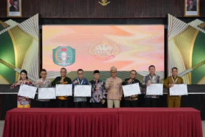 Gubernur Kalbar Ria Norsan menandatangani komitmen bersama Kepala BKN Zudan Arif Fakrulloh untuk percepatan pembangunan Manajemen Talenta ASN di Pendopo Gubernur.