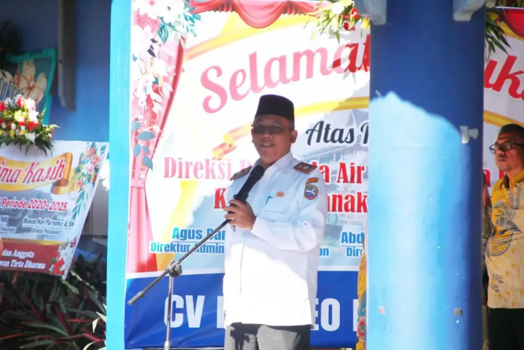 Ketua Dewan Pengawas yang juga selaku Sekda Kota Pontianak, Amirullah memberikan arahan kepada jajaran PDAM Tirta Khatulistiwa.