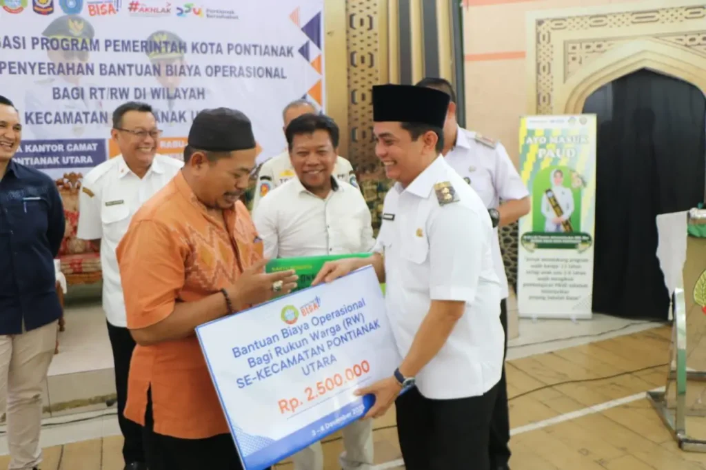 Wakil Wali Kota Pontianak Bahasan menyerahkan secara simbolis bantuan operasional kepada ketua RT dan RW di Pontianak Utara.