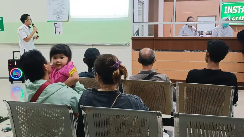 Apoteker Abdurrachman memberikan edukasi penggunaan obat maag yang aman kepada masyarakat di RSUD SSMA Kota Pontianak, Rabu (3/12/2025).