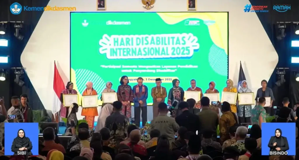 Tiga Satuan Pendidikan di Kota Pontianak menerima penghargaan Ramah Penyandang Disabilitas pada peringatan Hari Disabilitas Internasional 2025 di Yogyakarta.