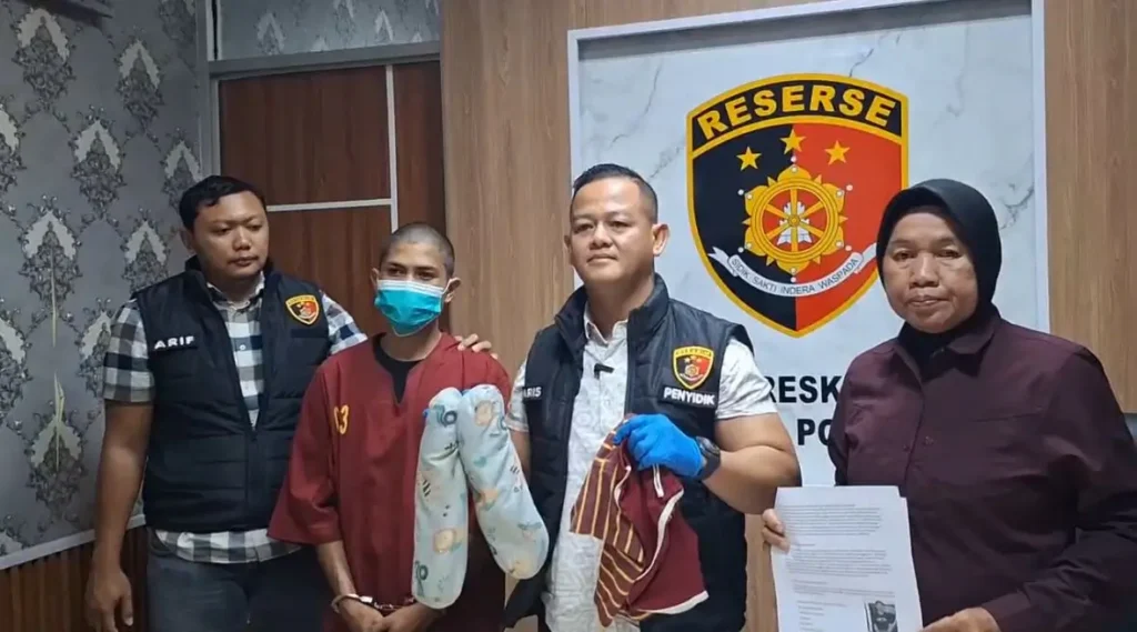 Tersangka MD, pria 22 tahun pelaku penganiayaan balita, saat diamankan polisi di Polresta Pontianak.