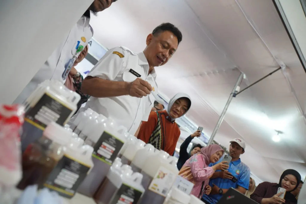 Wali Kota Pontianak Edi Rusdi Kamtono melihat produk-produk UMKM yang dipamerkan dalam Gebyar UMKM 'Promosi dan Pemasaran Produk Lokal' di Area Parkir Ayani Megamal