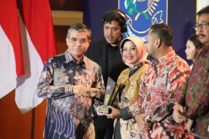 Bupati Mempawah Erlina saat menerima penghargaan nasional penyerapan tenaga kerja