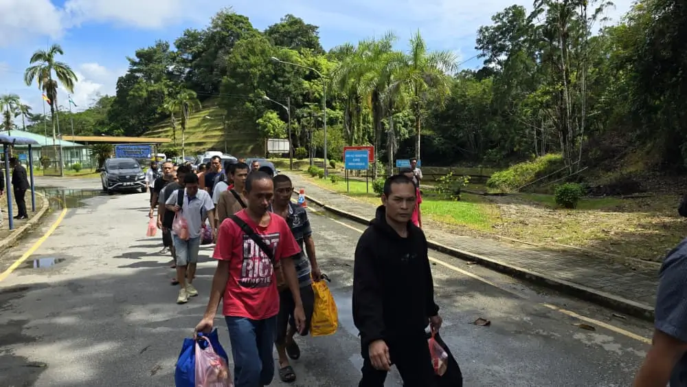 Petugas KJRI Kuching mendampingi pemulangan 51 WNI bermasalah dari Sarawak melalui PLBN Entikong.