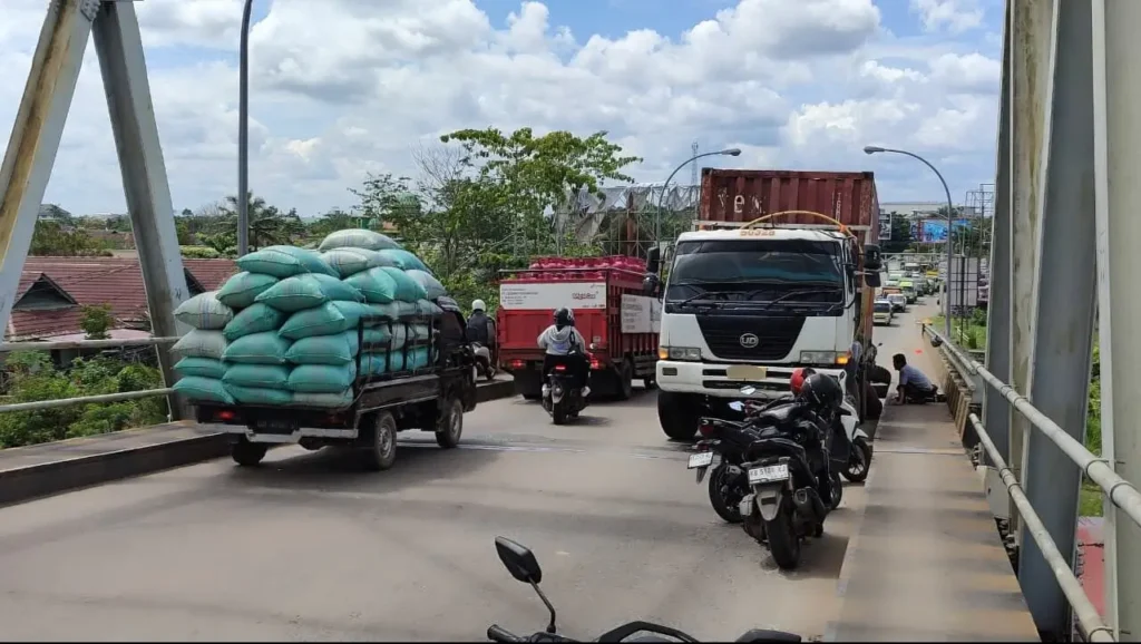 Truk kontainer mogok menutup jalur utama Trans-Kalimantan menuju Sungai Ambawang.