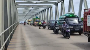 Petugas Satlantas Polres Kubu Raya mengatur contraflow untuk mengurai macet di Jembatan Kapuas 2.