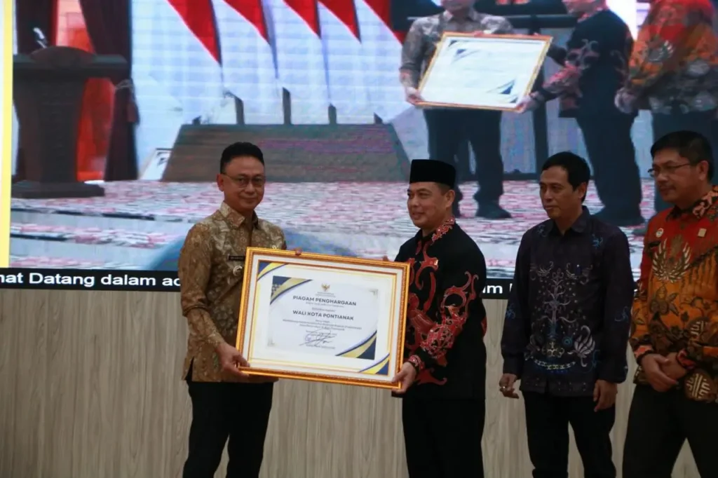 Wali Kota Pontianak Edi Rusdi Kamtono menerima piagam penghargaan atas dukungan pembentukan Posbakum di tingkat kelurahan.